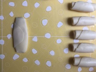 19、没错，高筋粉也能做蛋黄酥,15分钟后，把面卷直接用手轻轻按扁，再擀成长舌状