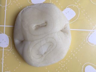 22、没错，高筋粉也能做蛋黄酥,对折的方向朝上，用手按压成饼，然后用擀饺子皮的方法擀成中间略厚边缘略薄的圆片