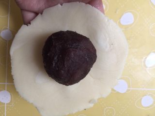 24、没错，高筋粉也能做蛋黄酥,取一个豆沙馅儿，放在擀好的饼皮中间