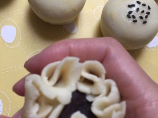 26、没错，高筋粉也能做蛋黄酥,再翻转回来，把面片褶子都收紧，并捏好，不要漏出豆沙馅。