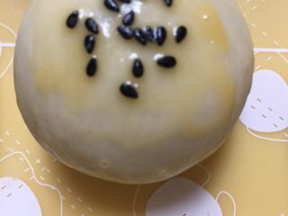 29、没错，高筋粉也能做蛋黄酥,等差不多快干的时候再刷一层薄薄的蛋液，这样做出来的蛋黄酥色泽金黄