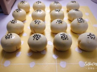 30、没错，高筋粉也能做蛋黄酥,把所有的16个都做好，注意做一个拿一个面卷，剩下的还是在保鲜膜底下盖着，不然天热屋内气温高，面卷容易干。把蛋黄酥移至烤盘上