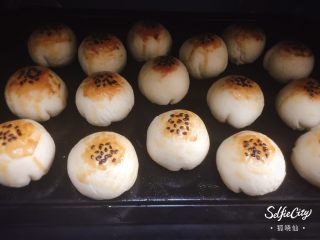 32、没错，高筋粉也能做蛋黄酥,出锅后拿出烤盘晾凉