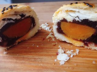 33、没错，高筋粉也能做蛋黄酥,切开一个，忍不住吃了一个。这个高筋粉调配的蛋黄酥和中筋粉做出来的一样，层层酥