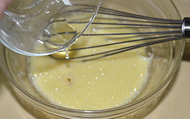 4、海绵蛋糕,加入加热变软的水饴,搅拌至水饴充分融化。