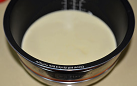 11、海绵蛋糕,将面糊一次性地电饭煲内胆中,从10CM左右的高度向桌面敲两下,使表面气泡消失。