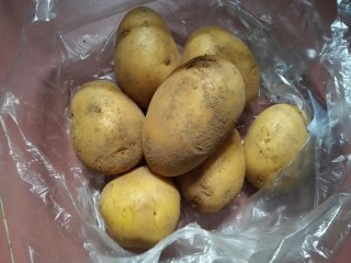 1、圆土豆+爆浆拉丝土豆球,准备好土豆。