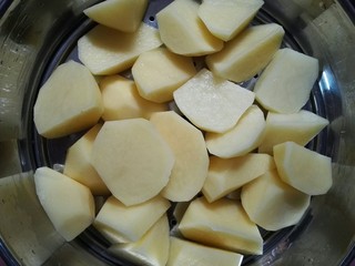 3、圆土豆+爆浆拉丝土豆球,把切好的土豆块放入蒸锅。