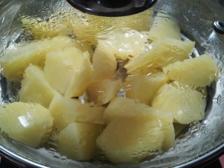 4、圆土豆+爆浆拉丝土豆球,开大火蒸。