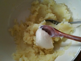 8、圆土豆+爆浆拉丝土豆球,加入一勺沙拉酱。