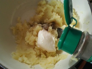 9、圆土豆+爆浆拉丝土豆球,适量黑胡椒粉。