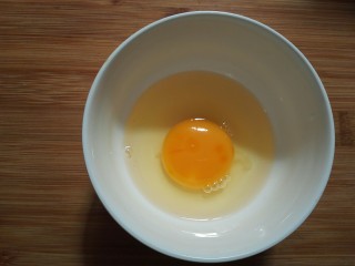 11、圆土豆+爆浆拉丝土豆球,取一碗打入一个鸡蛋。