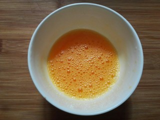 12、圆土豆+爆浆拉丝土豆球,加入一点点盐搅打均匀。