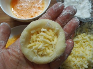 14、圆土豆+爆浆拉丝土豆球,把搓圆的土豆泥压扁，赛入适量芝士。