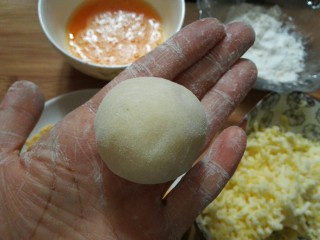 16、圆土豆+爆浆拉丝土豆球,手上再摸一点点面粉搓圆。