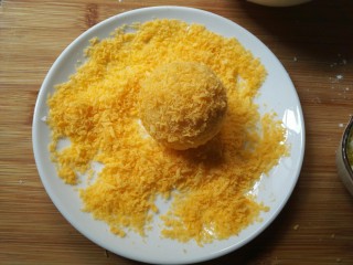 19、圆土豆+爆浆拉丝土豆球,晃动盘子，让面包糠均匀裹在土豆球上面。