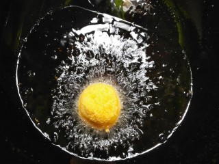 21、圆土豆+爆浆拉丝土豆球,锅烧热倒入油烧至6成热，下土豆球小火炸。