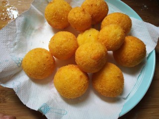 23、圆土豆+爆浆拉丝土豆球,炸好捞出放吸油纸上。