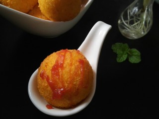 25、圆土豆+爆浆拉丝土豆球,依自己喜好也可以挤一点点番茄酱。