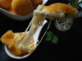 26、圆土豆+爆浆拉丝土豆球,一个一个好吃到停不下来。