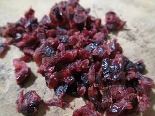2、春节伴手礼~~网红糯米船,把蔓越莓干切碎