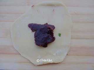 7、豆沙酥饼,擀成饺子皮状,放入豆沙馅