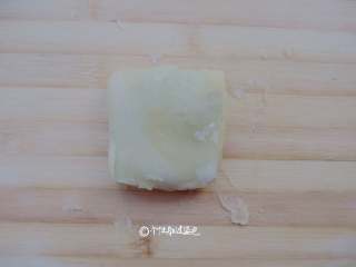 8、豆沙酥饼,收口朝下,用擀面棍轻轻地擀扁一点,刷上少许蛋液撒上白芝麻