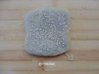 9、豆沙酥饼,平底锅热油,五成热时,改小火,用半煎半炸的形式将饼坯煎至两面金黄即成。在这一步你如果不想用煎的方式也可以改成烤。将烤盘放入烤箱的中层,180度上下火烤20—25分钟即可。