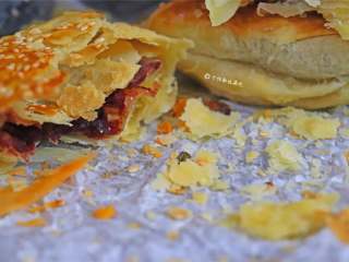 13、豆沙酥饼,豆沙酥饼就做好了,外皮是酥的,里面豆沙超级香甜。