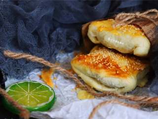 14、豆沙酥饼,一口咬下去,酥的掉渣,绝对让你人欲罢不能!豆沙酥饼不用烤箱也能轻松做。