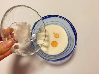 2、奶香布丁,&nbsp;并加入10g细砂糖