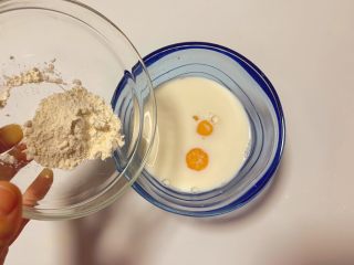 3、奶香布丁,加入10g面粉