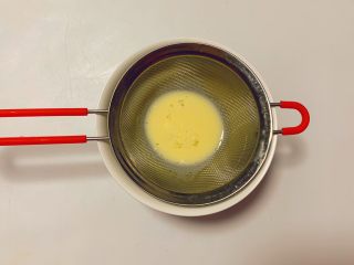 4、奶香布丁,充分搅拌均匀后过筛2遍，能使做好的奶香布丁口感更嫩滑