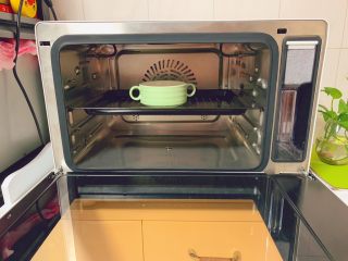 5、奶香布丁,将过筛后的布丁液倒入烤碗中，送入提前预热后的美的S4—L281E蒸烤箱中层