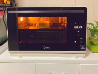 6、奶香布丁,选择烘烤模式，按次序选择时间20分钟·温度200度进行烘烤即可