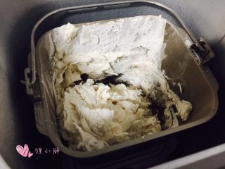 2、葱花火腿卷,一个和面程序,揉成光滑的面团