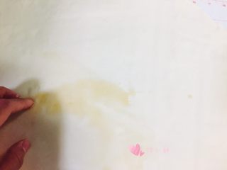 9、葱花火腿卷,香油薄薄一层抹均匀