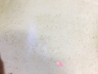 11、葱花火腿卷,最后撒盐抹匀,如果不喜欢白胡椒可以加其他自己喜欢的调料