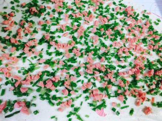 12、葱花火腿卷,撒上刚才切好的葱花和火腿