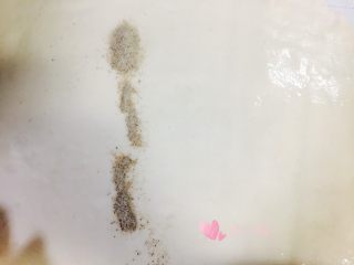 10、葱花火腿卷,白胡椒粉抹均匀