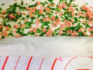 13、葱花火腿卷,从下往上卷起来