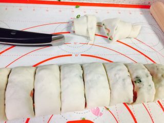 14、葱花火腿卷,掐头去尾,中间的切成均匀的段