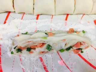 16、葱花火腿卷,轻拉面团,把面团拉长