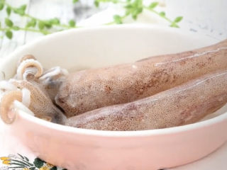 1、黄金鱿鱼圈,去市场买两条大小适中的鱿鱼