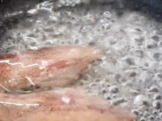 3、黄金鱿鱼圈,处理好内脏的鱿鱼下锅捞熟，颜色变白就可以了