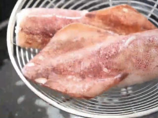 4、黄金鱿鱼圈,可以看到鱿鱼肉变白了捞出