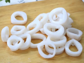 7、黄金鱿鱼圈,然后切成七八毫米厚的圈圈，鱿鱼圈雏形出来啦