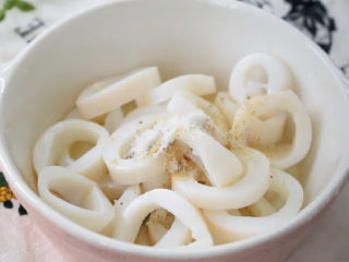 8、黄金鱿鱼圈,切好的鱿鱼加料酒，胡椒粉和少量盐腌制二十分钟