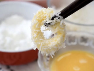 11、黄金鱿鱼圈,然后裹一层淀粉，一层鸡蛋液，一层面包糠