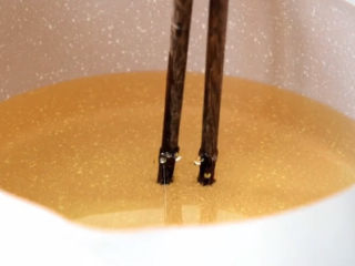 12、黄金鱿鱼圈,油温六成热，常用的方法就是用筷子试油温，筷子冒小泡就好了